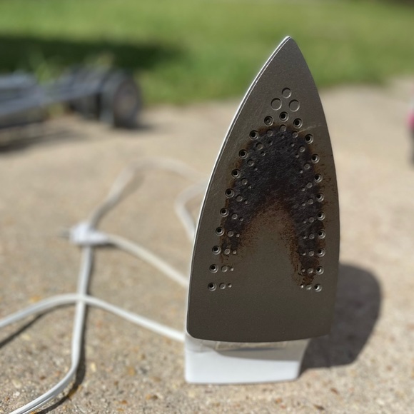 Steam Iron - Picture 3 of 3